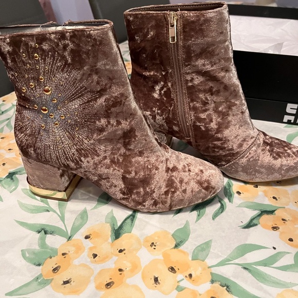 A New Pair of Design Lab Boots Size 7.5 M for sale. - Picture 4 of 4